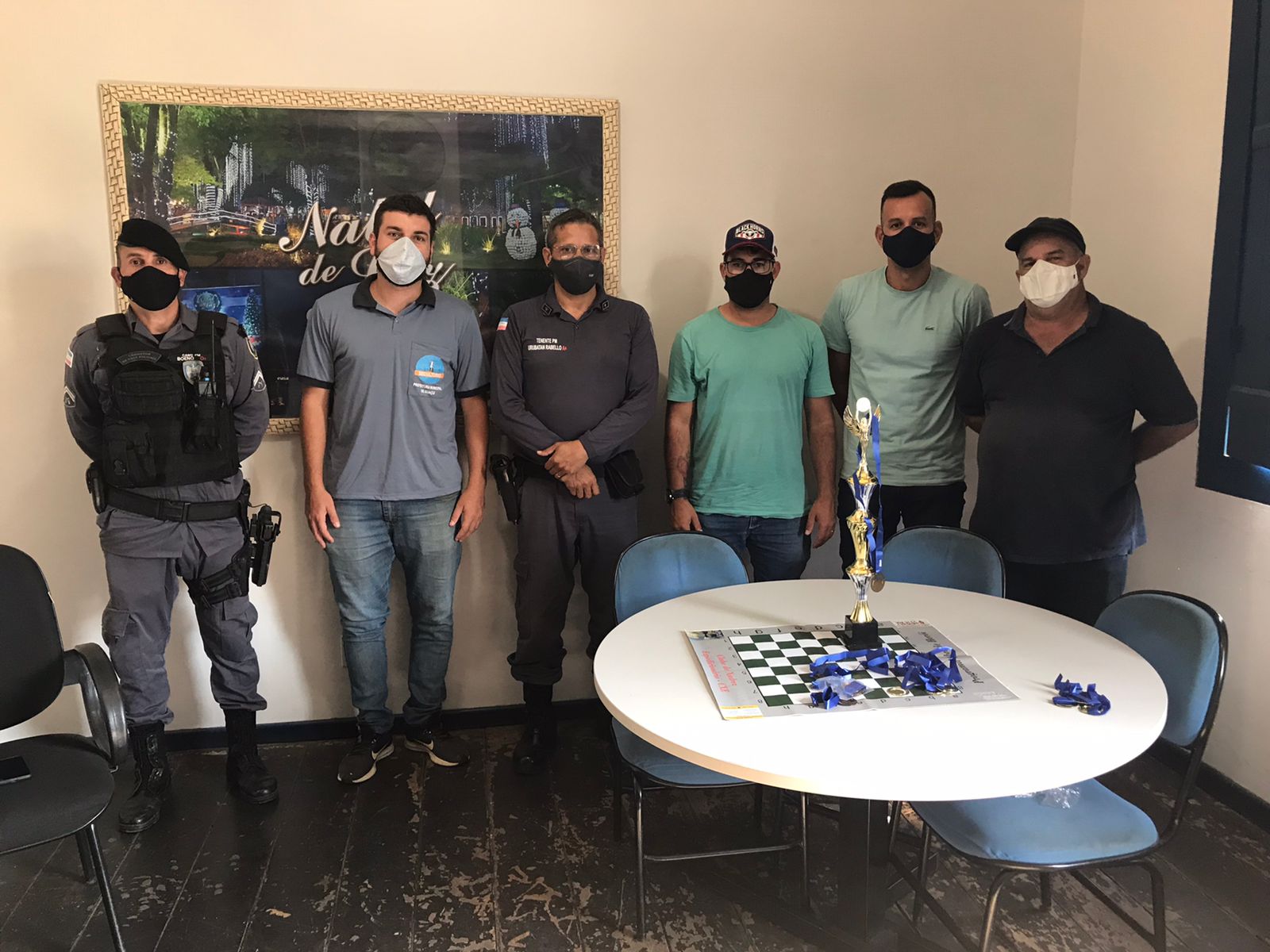 OS VEREADORES RENATO DUPONI E JULINHO TERERÊ PRESTIGIARAM PROJETO DO TENENTE URUBATAN DA POLÍCIA MILITAR “XADREZ NAS ESCOLAS”.